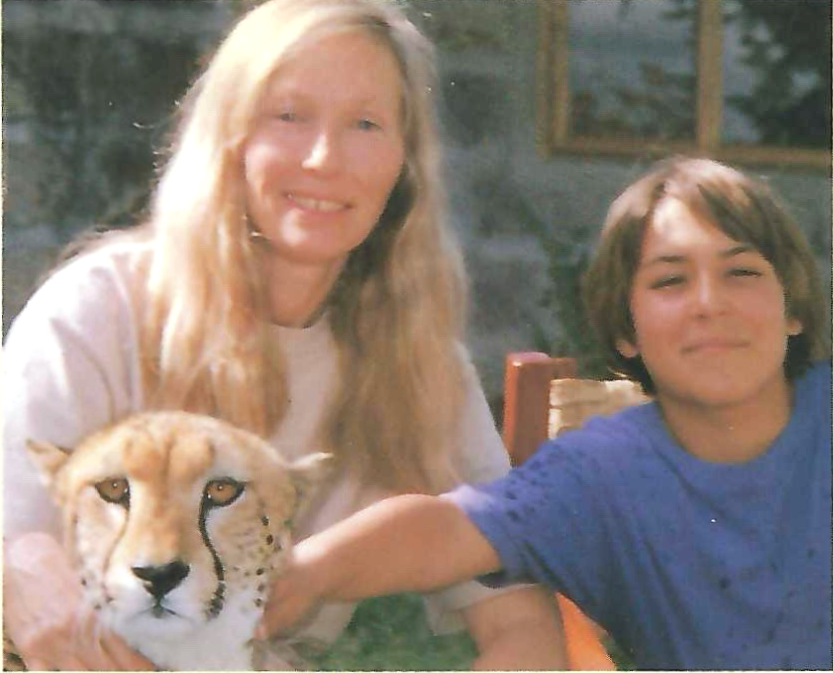 Photo mother and son, with cheetah on left